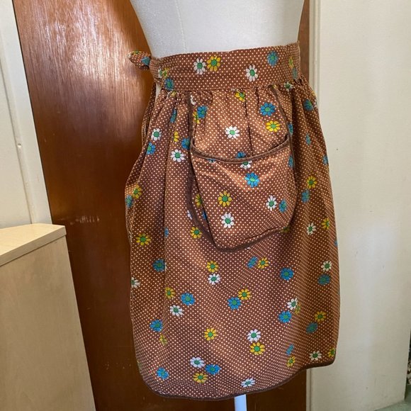 Vintage polka dot flower print apron - Picture 2 of 8